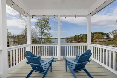 Image de Lakefront Home w/ Pool, Elevator, Pool Table