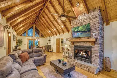 Image de Luxury Cabin Hot Tub, Theater, Dog Run & Fire Pit