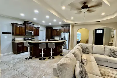 Image de 3 bedrooms, 2 baths, open concept kitchen and living