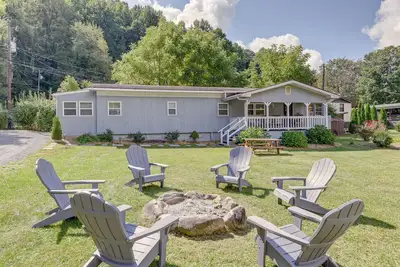Image de Maggie Valley Home ~ 5 Mi to Cataloochee Ski Area!