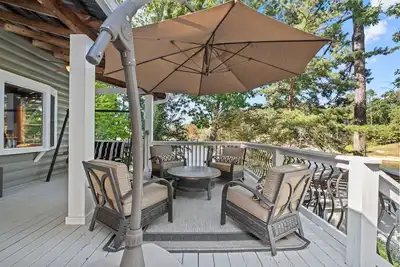 Image de Lakefront Retreat - Sleeps 18 - Kayaks + Hot Tub