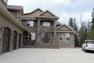 Image de Gateway for Jasper Vacations in a big Luxury Mansion at Hinton