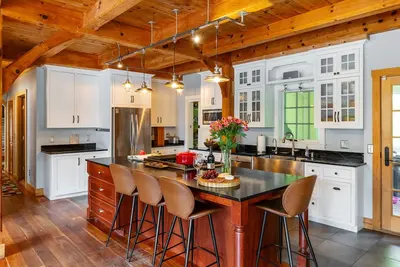 Image de Sun-soaked, spacious post & beam home w/ views, fire-pit, garage. Dog friendly!