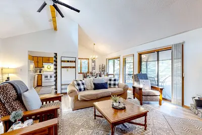 Image de Golf course-front home with tennis, golf, gym, fireplace, firepit, & Ev charger