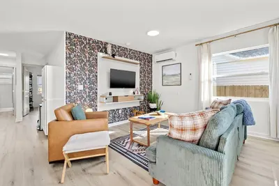Image de 30+Day Fully Furnished Rental Getaway in Old Southeast St. Petersburg, Fl