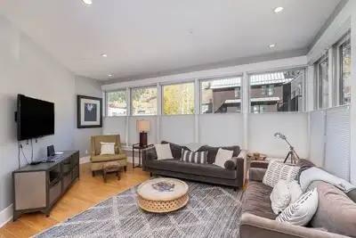 Image de Sunny & Spacious | Wall-to-Wall Windows, Deck, Parking