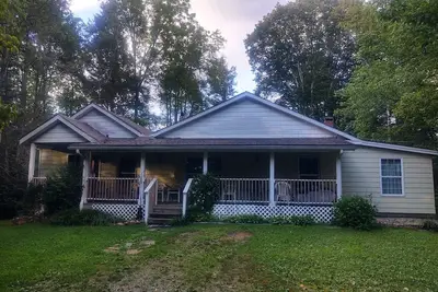 Image de Roomy. older home. Good for groups! Good location for forest, and towns.