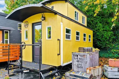 Image de The Arthur - Custom Tiny Home w/ Train Vibe