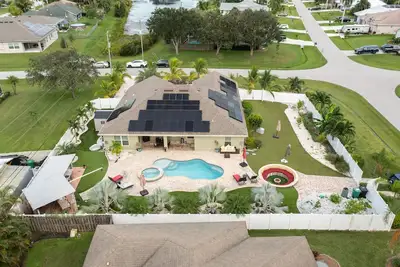 Image de Resort Style Home 5 min. from shopping and restaurants, 10 min. to local beaches