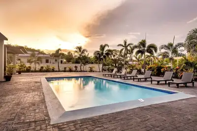 Image de Stylish & Cozy ~ 5 min to Center ~ Backyard ~ Pool