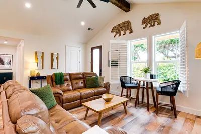Image de Lily Pond House. Stylish Coastal Home, 5 min. Walk to Beach, Spa
