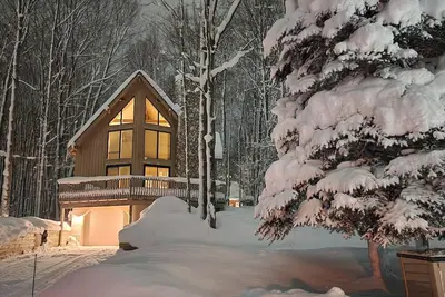 Image de The Black & Tan Chalet - modern comfort for your group near Nubs & Highlands