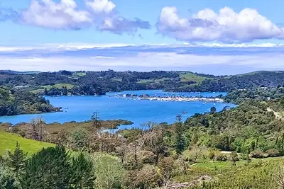 Image de Modern warm house short 5 minute drive from Matakana. Walk to great vineyards