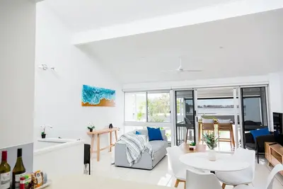 Image de Entire 2 Bed Townhouse walking distance to the famous Sandstone Point Hotel.