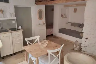 Image de Studio climatisé au calme (piéton) au coeur du vieux village avec Wifi.