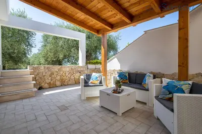 Image de Maison Pollina sur le domaine de Brionis avec grande véranda