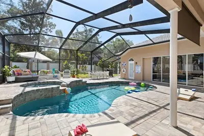 Image de Dunedin Lux 5br Villa w\/heated saltwater pool & spa, patio, putting green & Bbq