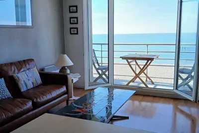 Image de Face a la mer CorinnePour 2 avec parking, balcon, ascenseur
