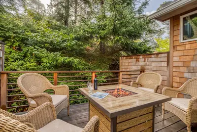 Image de Upscale Manzanita Townhome has Easy Beach Access, King Suite, and a Fire-Pit!