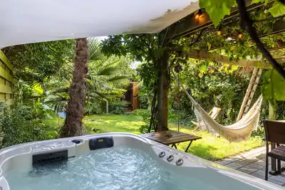 Image de Vintage and botanical house with hot tub, sauna and bikes