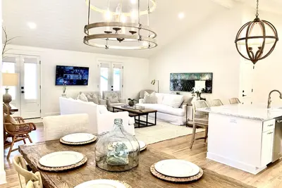 Image de Well Appointed, LuxeStay 1. 4  from Square Open Booking For Entire Month Of Feb