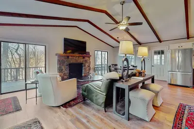 Image de All-seasons Connestee Falls cabin with lake, pool, & athletic courts - fireplace