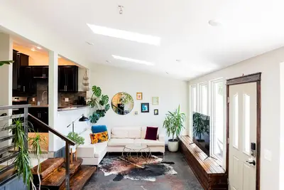 Image de Modern pet friendly retreat minutes from downtown, airport & hospital corridor.