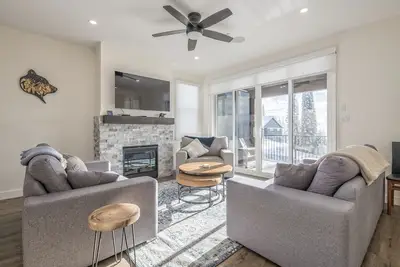 Image de Brand new modern duplex with garage, Bbq, hot tub and media room - ski in/out!
