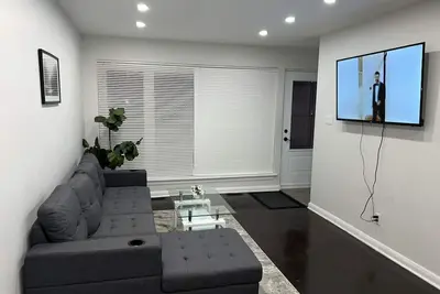 Image de A cozy fully furnished apartment. Sleeps six. Close to all amenities.