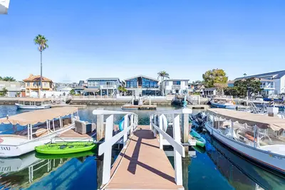 Image de Magical BayFRONT Home w/ Epic Dock + Hot Tub