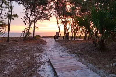 Image de Serene Treehouse Hideaway - Private Beach