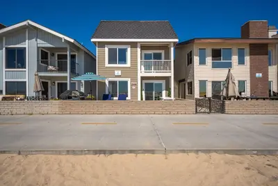 Image de Giant Beachfront Home with Parking near the Pier