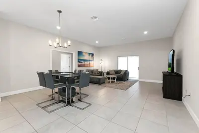 Image de New Build 4 Br. 2 Ba. Retreat Near Warm Mineral Springs & Beaches. Family choice