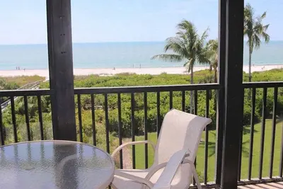 Image de Beachfront penthouse with private rooftop deck - Compass Point #103