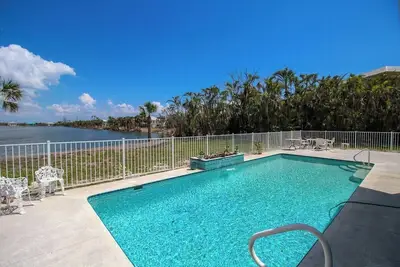 Image de Spacious 3/2 pool home on Sanibel Island | 10 min walk to beach - Lily Pad