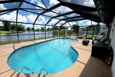 Image de Spacious lakefront pool home in North Fort Myers - Horizon Oasis