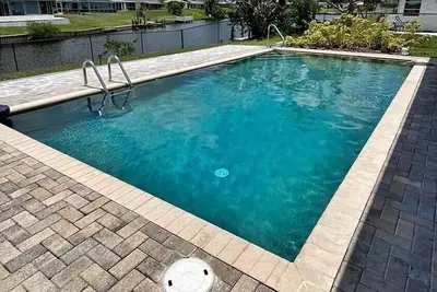 Image de Relaxing canal front 2 Br pool home in North Port - Pineapple Way