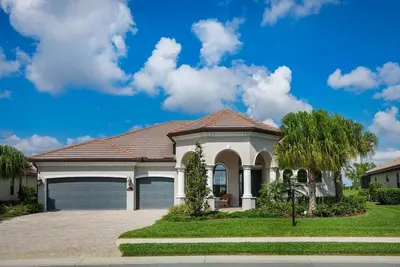Image de Gorgeous lakefront pool home with golf coarse view - Birdie