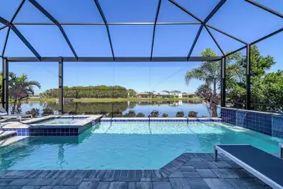 Image de Elegant 3br waterfront pool home | Lakewood Ranch - A Dream Come True
