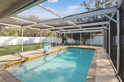 Image de Bright and cozy pool home in Sarasota - Bali Poolside