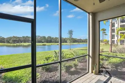 Image de Gorgeous lakefront 2/2 condo | Lakewood National Golf Club - Lake Daze