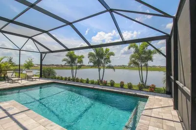 Image de Serene lakefront pool home in Lorraine Lakes - Coral Paradise