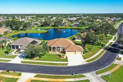 Image de Tranquil lakefront pool home in North Port - Rod And Reel