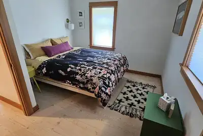 Image de Stay Wildwood - A magical house with a dedicated workspace and library.