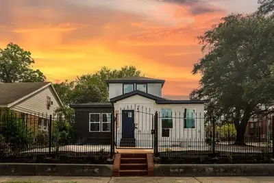 Image de Spacious 5br Duplex with 2 Kitchens and Private Entrances