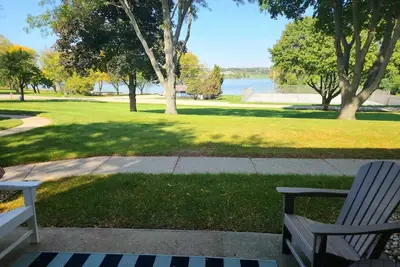 Image de Stunning lakeview from this Geneva Condo. Walk to recreation or nightlife!
