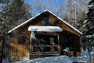 Image de Cozy 3-bedroom cabin in welcoming Indian Lake with WiFi/30 mins to Gore Mt
