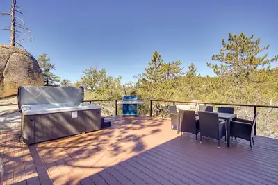 Image de Running Springs Cabin w/ Spacious Deck + Hot Tub!