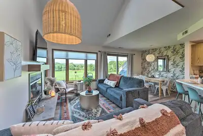 Image de Boutique townhome w/ fire pit, King bed, mezzanine loft & golf views!