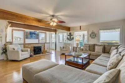 Image de Calypso's Dream (North) | Oceanfront | Hot Tub and Dog Friendly